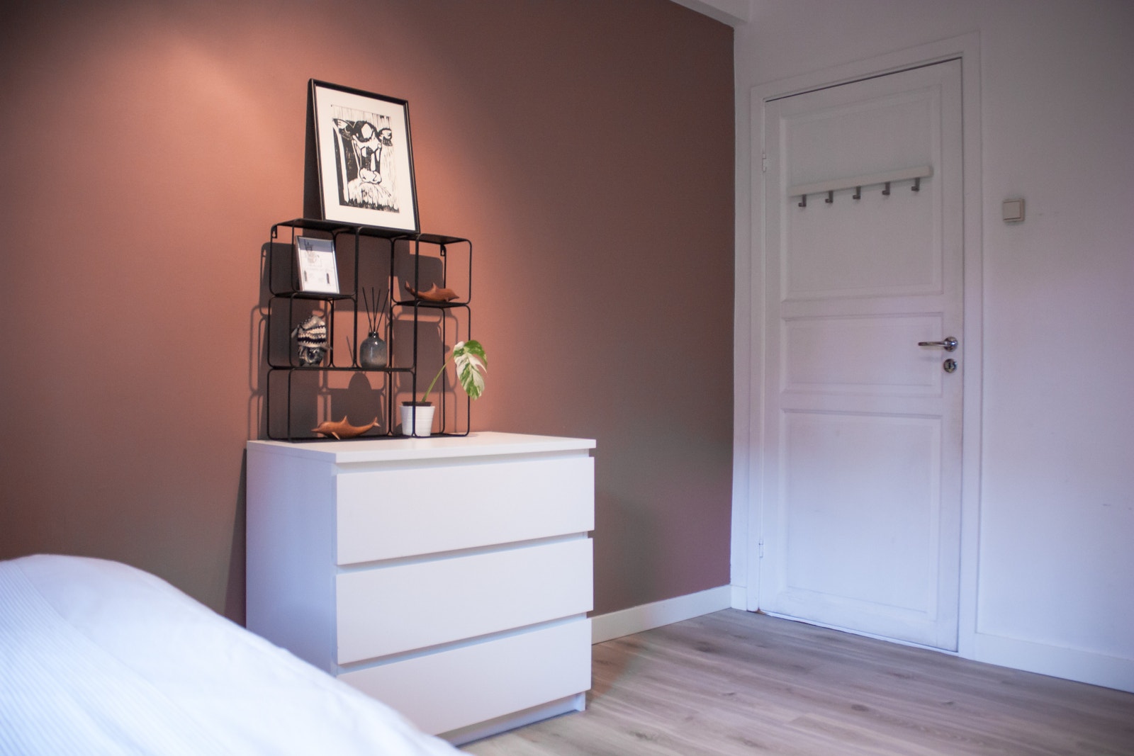 Rommet er malt i den delikate fargen "warm blush" (mer dempet i virkeligheten enn som gjengitt her) Galleribilde