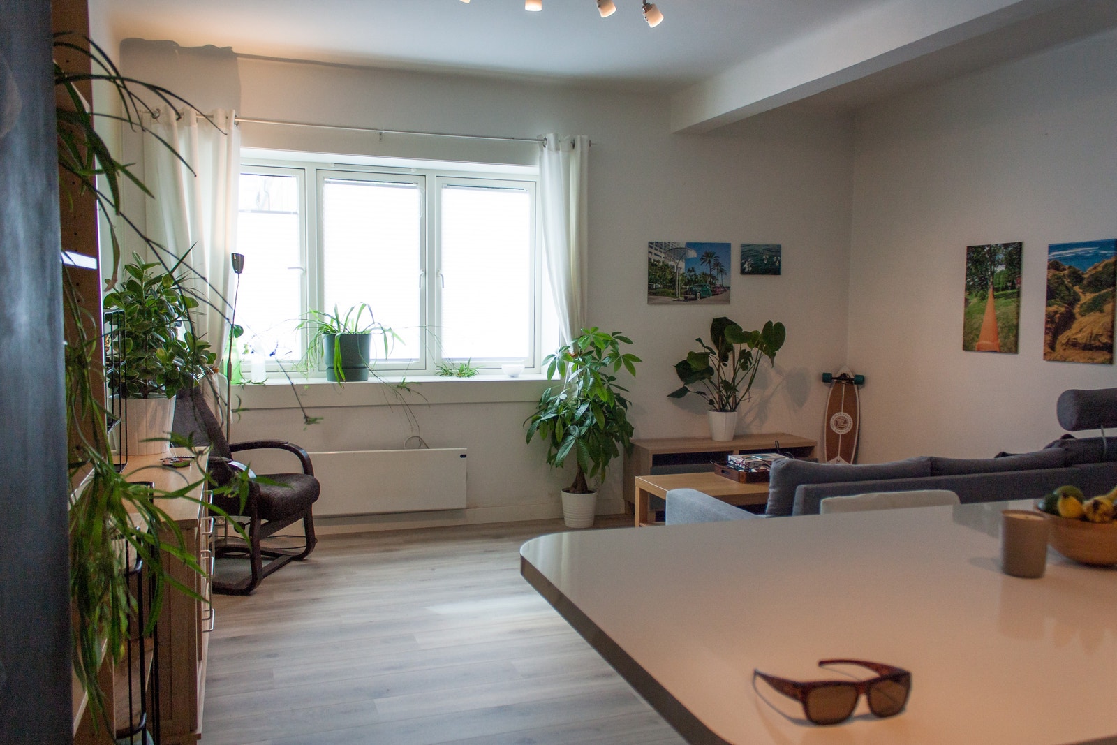 Her kan du fortsatt følge med på det som skjer i stua mens du spiser eller tar oppvasken Galleribilde