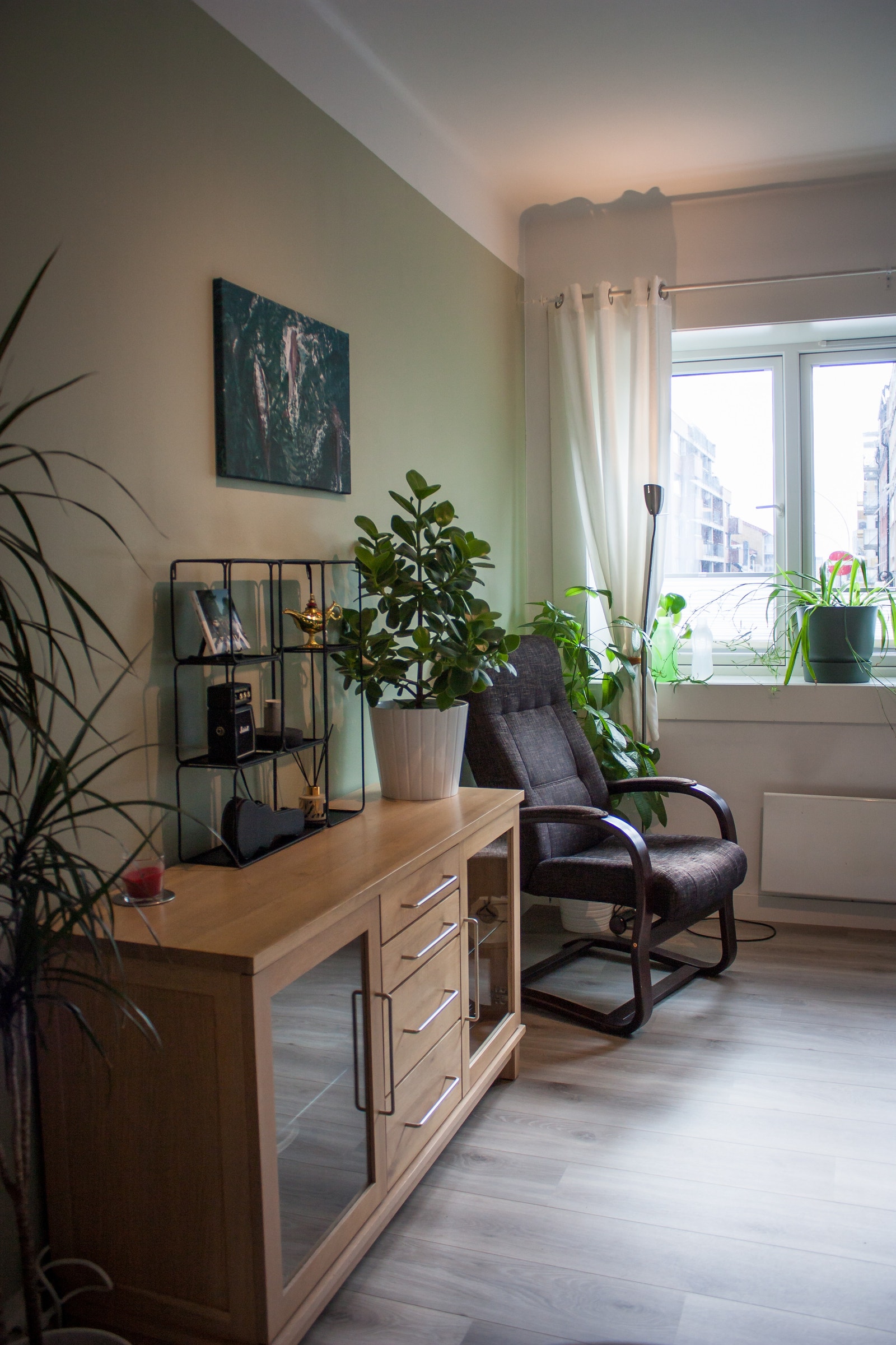 Gode lysforhold og fleksibelt utsyn med plisségardiner som kan flyttes både nedenfra og ovenfra Galleribilde