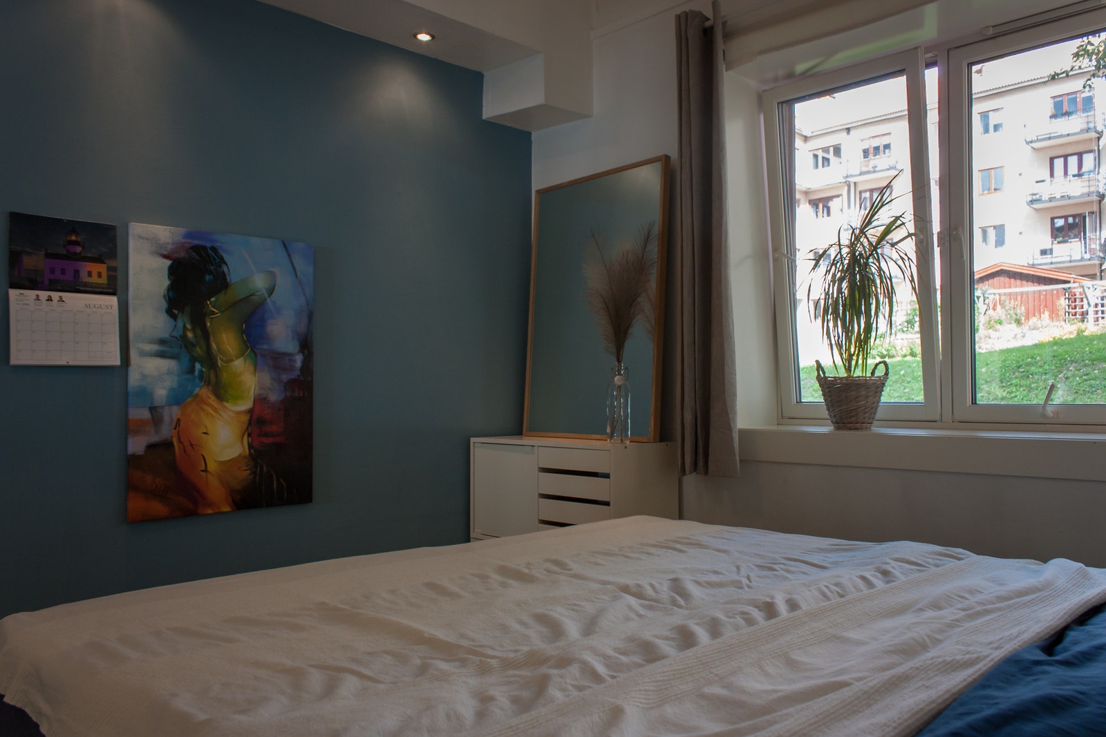 Begge soverom vender mot rolige vestre bakgård. Borettslaget har også to andre bakgårder, den mer sosiale "midtgården" og på andre siden av den igjen finner man østre bakgård med hobbyrom og lekeplass. Galleribilde