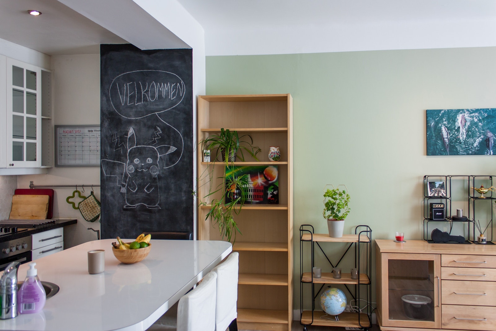 Kjøkkenet har en suveren kjøkkenøy, som gjør matlaging sosialt og enkelt kan dekke måltid for 1-4 personer Galleribilde