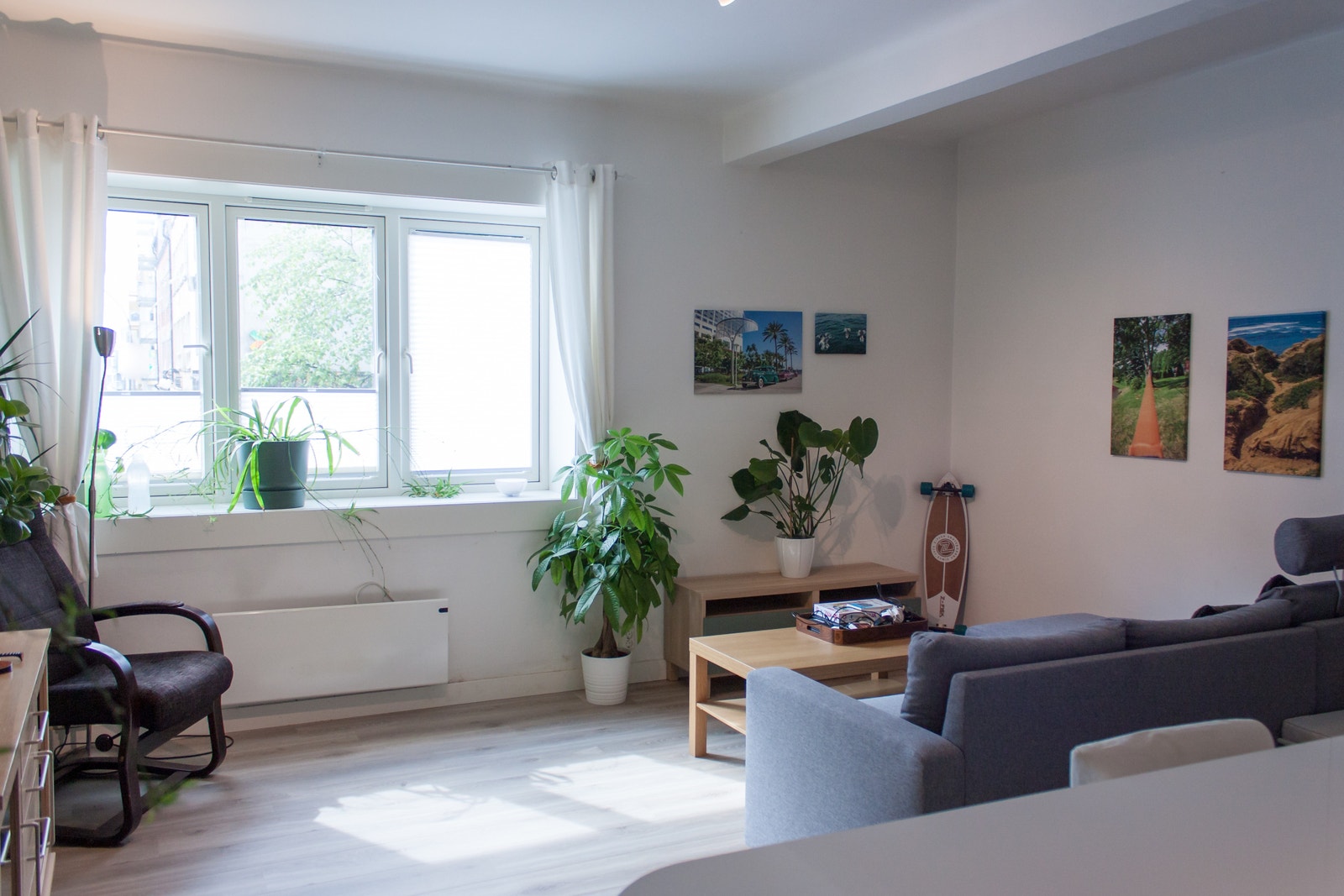 Leiligheten har en luftig og åpen planløsning, med store vindusflater i begge ender Galleribilde