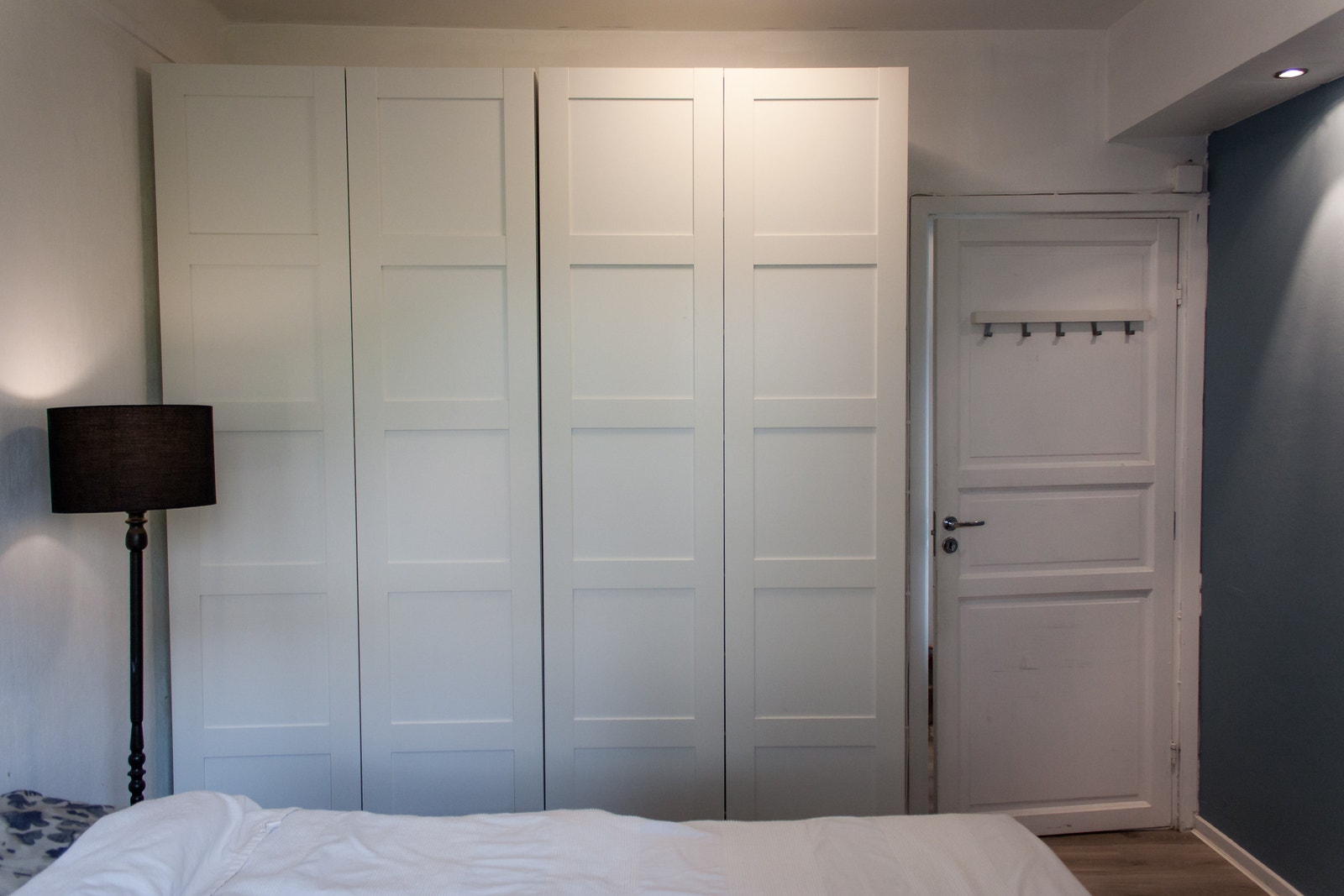 Stort garderobeskap med smarte løsninger Galleribilde