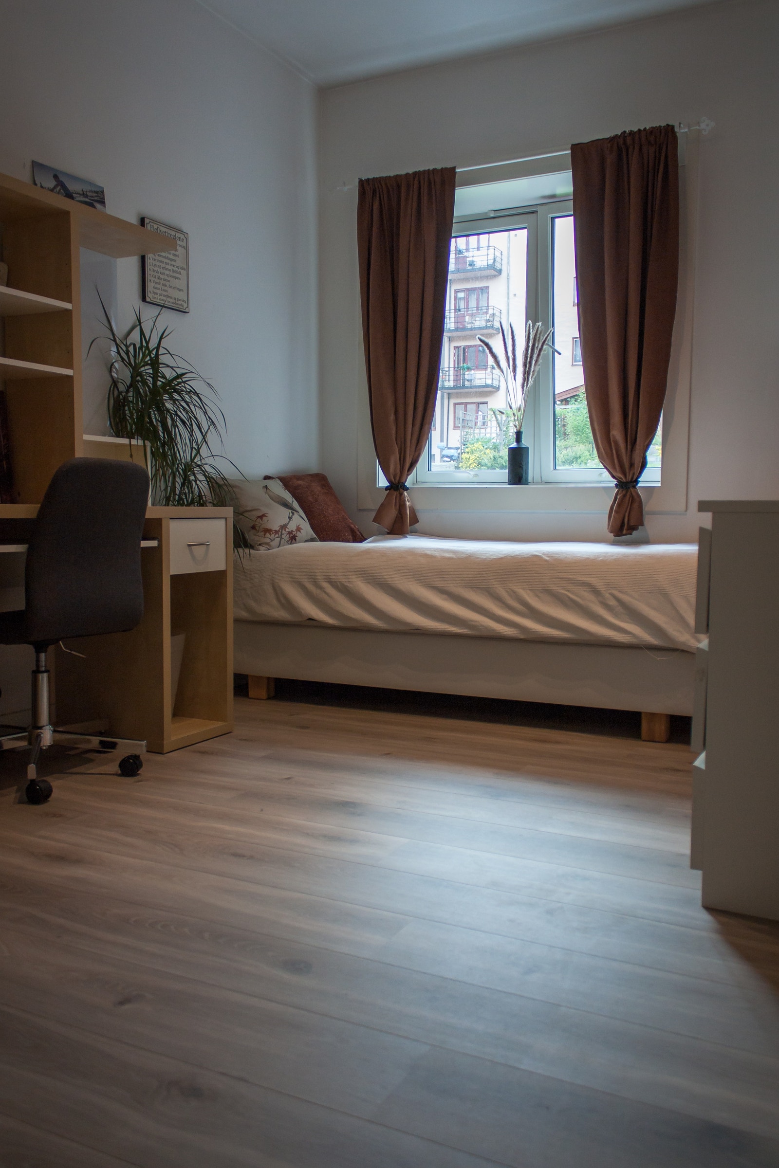 Soverom 2 er også av god størrelse, og vender mot samme rolige bakgård Galleribilde