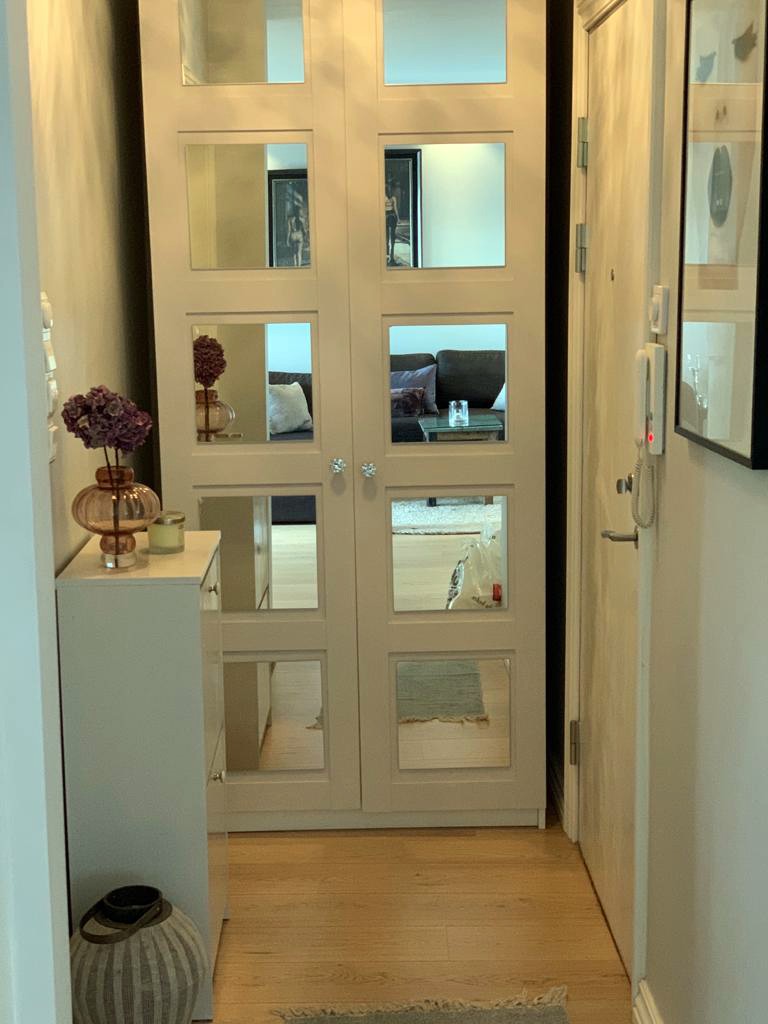 Gang med garderobeskap og skoskap Galleribilde