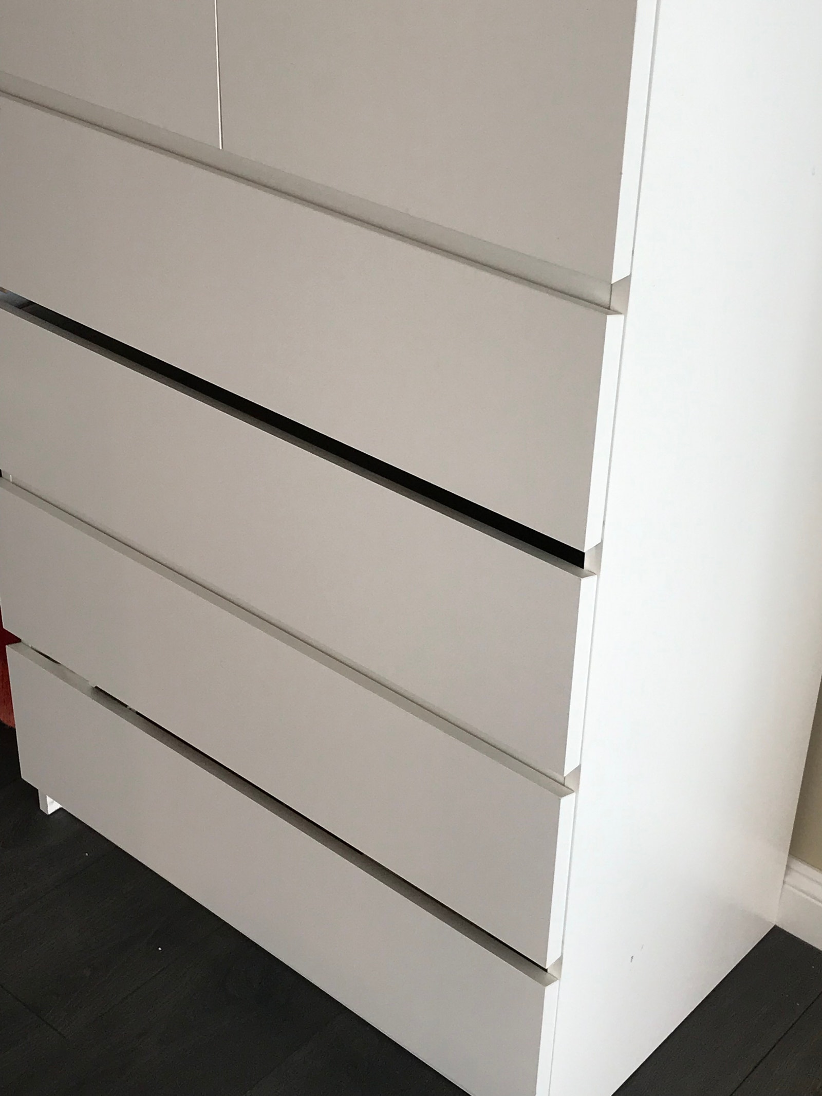 Romslig kommode til klær Galleribilde