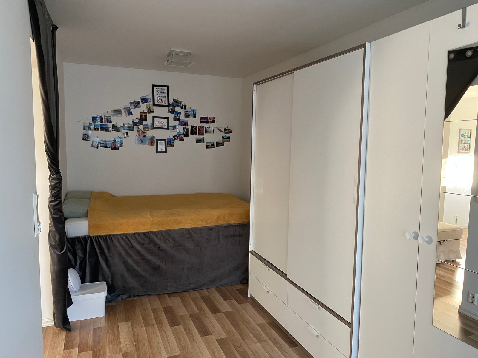 Soverom med garderobe Galleribilde