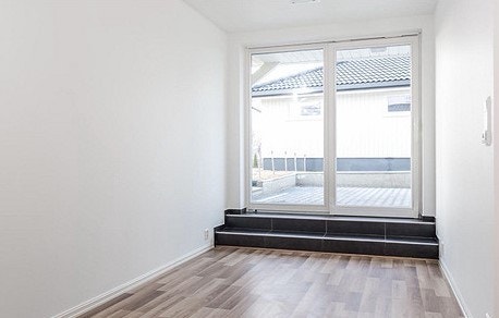 Utsikt fra soverom, med verandadør Galleribilde