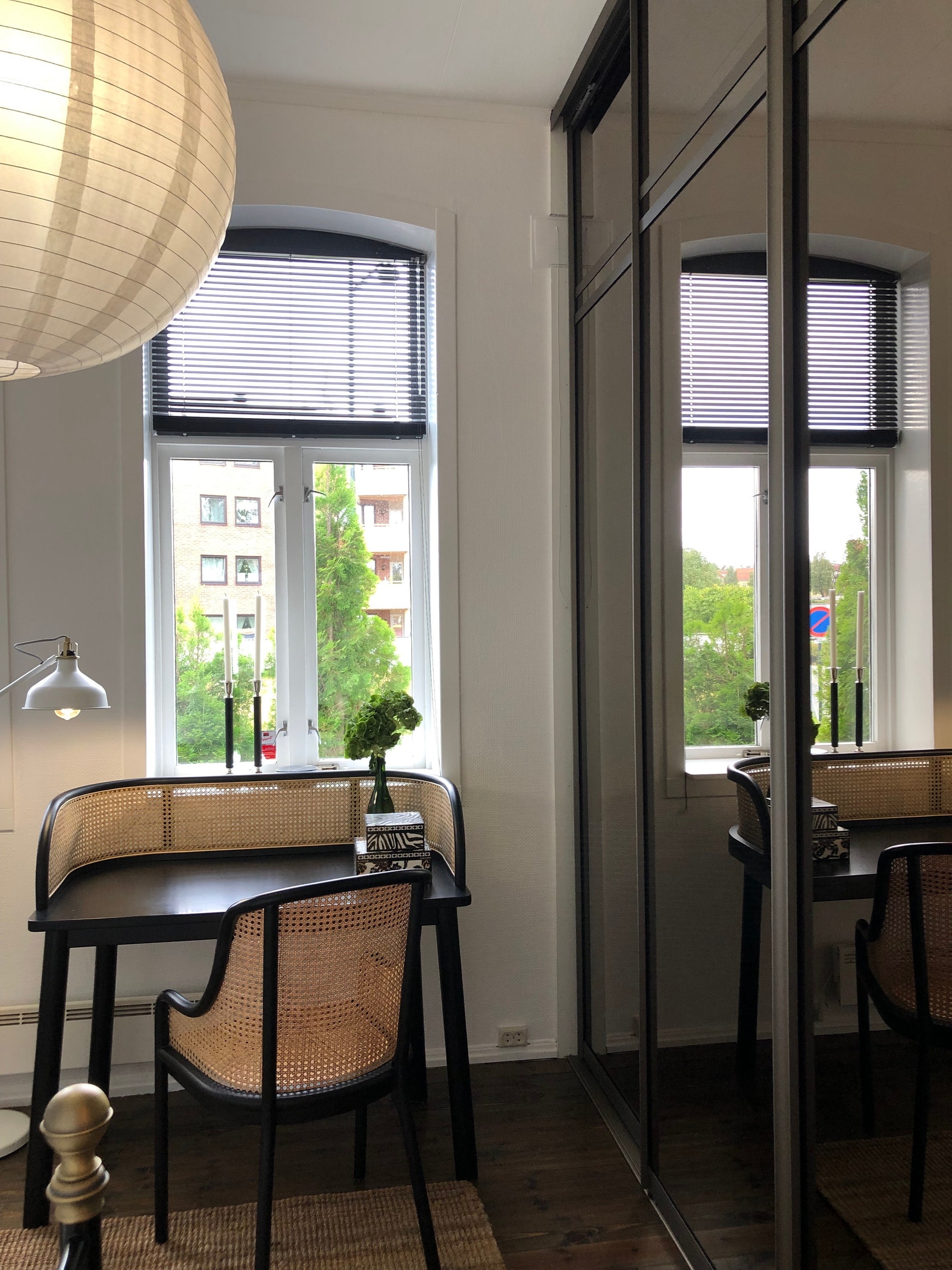 Hybelen har godt med lys og høy takhøyde. Stor skyvedørsgarderobe med meget god plass .Møbler på bildet kun inspirasjon. Galleribilde