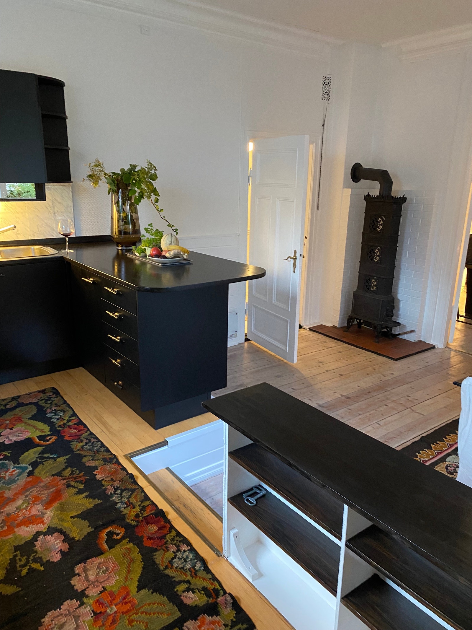 Vakker vedovn/peis på kjøkken, hyggelig atmosfære Galleribilde