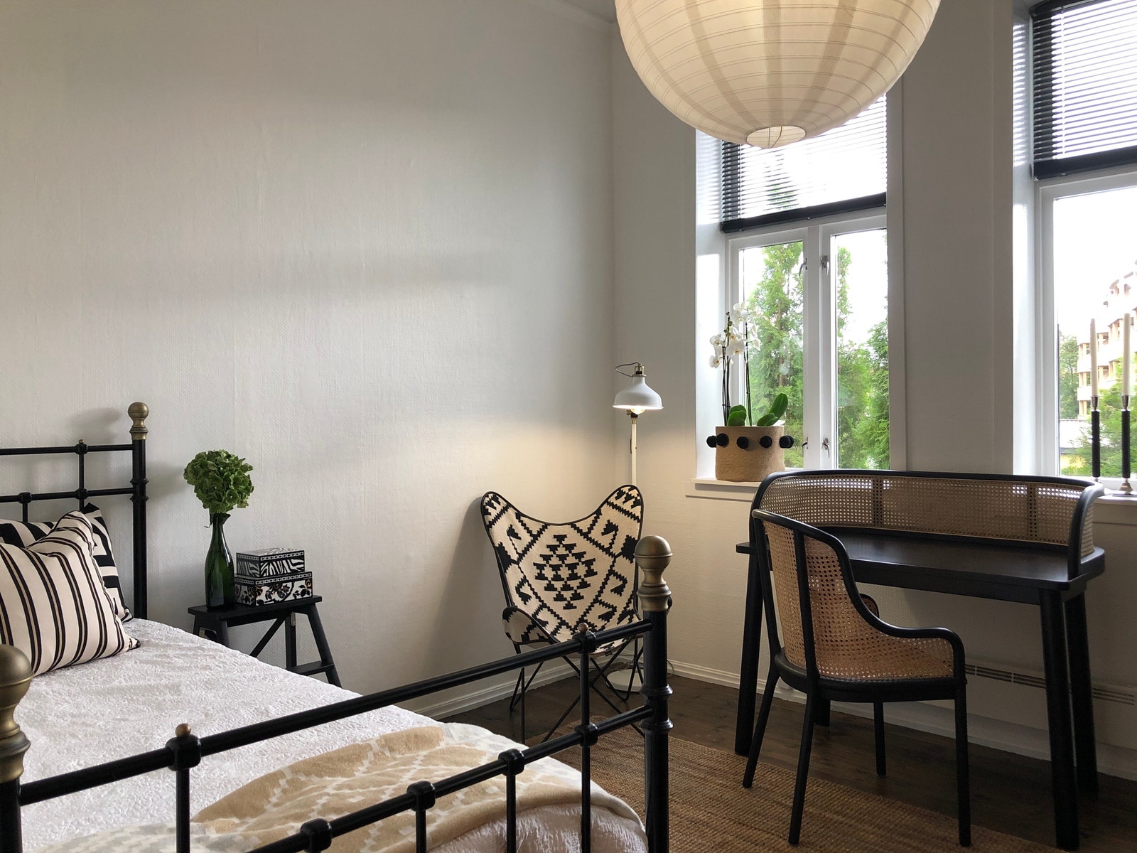 Stor og lys Hybel ca 13 m2. Hybelen har store vinduer og meget god takhøyde. Skyvedørsgarderobe, godt med skapplass. Høy standard. Møbler på bildet kun inspirasjon. Galleribilde