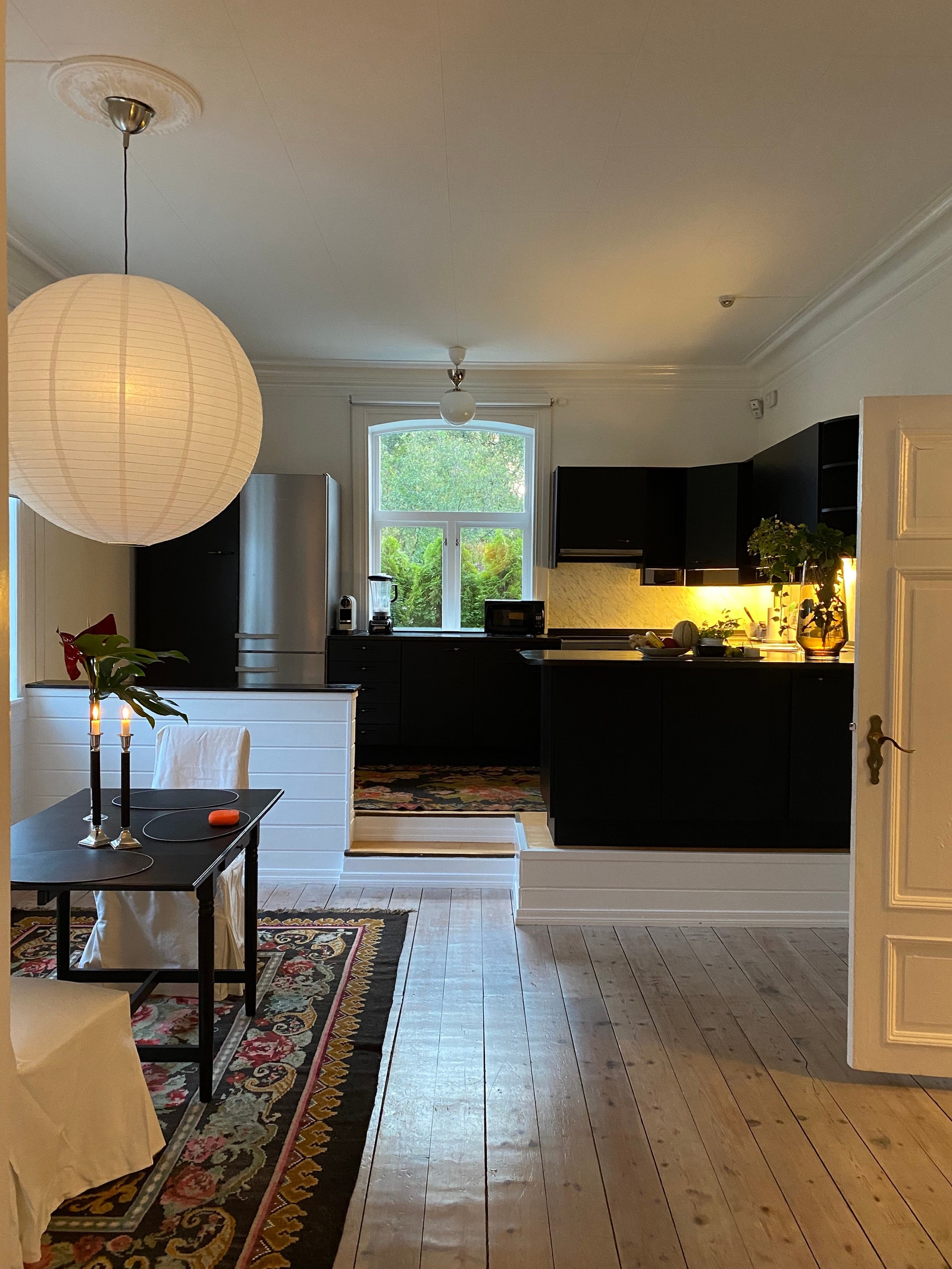 Stort, koselig og moderne felles kjøkken, med vakker vedovn. Store vinduer mot hage. Dele med 2/3 voksne jenter. Stort spisebord og masse skap -og benkeplass. Galleribilde