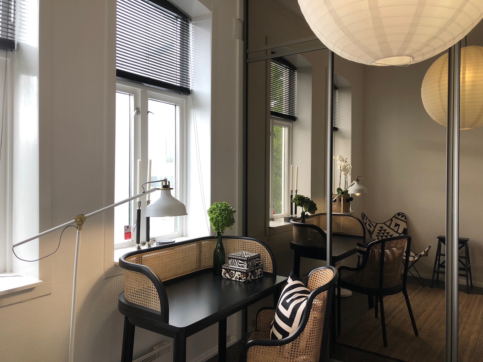 Stor og lys Hybel ca. 22 m2. Hybelen har store vinduer og skyvedørsgarderobe, godt med skapplass. Møbler på bildet kun inspirasjon Galleribilde