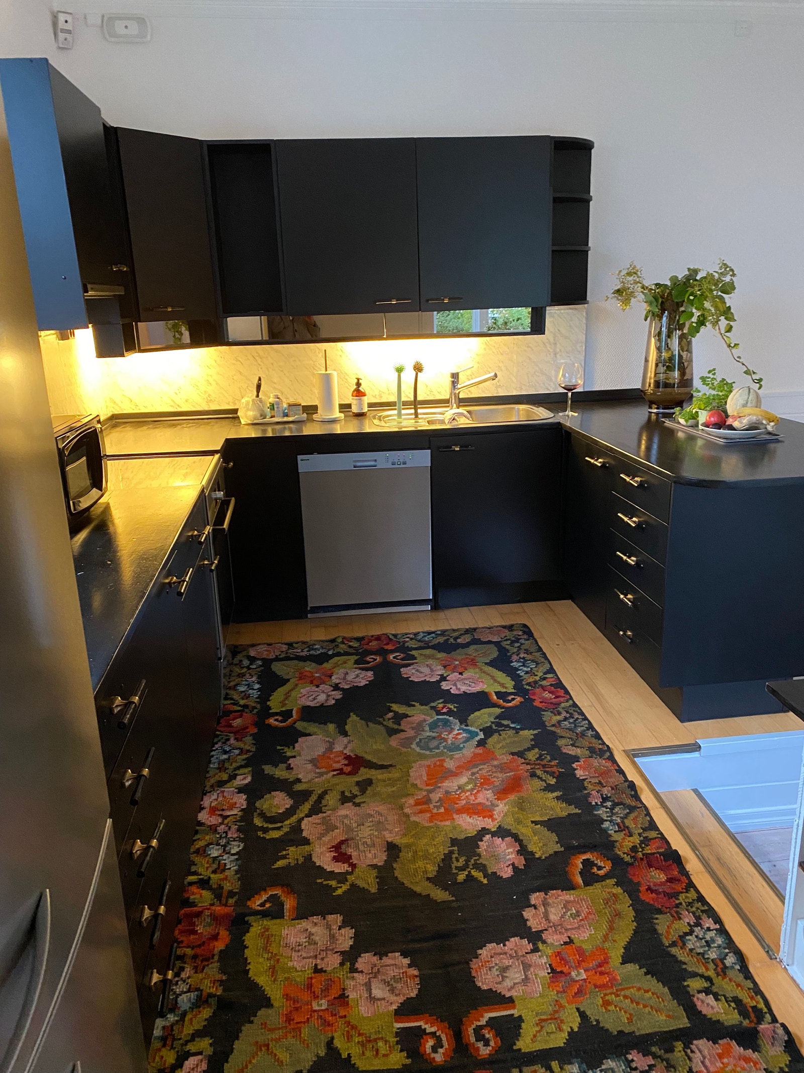 Mye benkeplate plass og skapplass på kjøkkenet Galleribilde