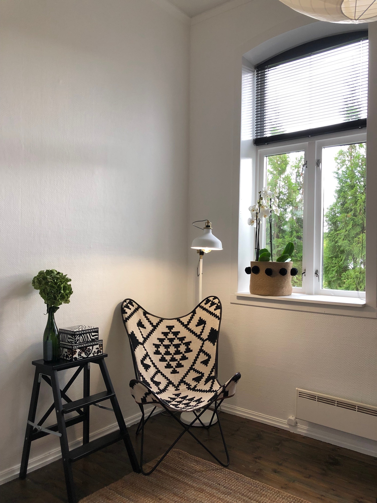 Lyst og trivelig med store vinduer. Hyblene har meget godt med skapplass. Møbler på bildet kun inspirasjon. Galleribilde