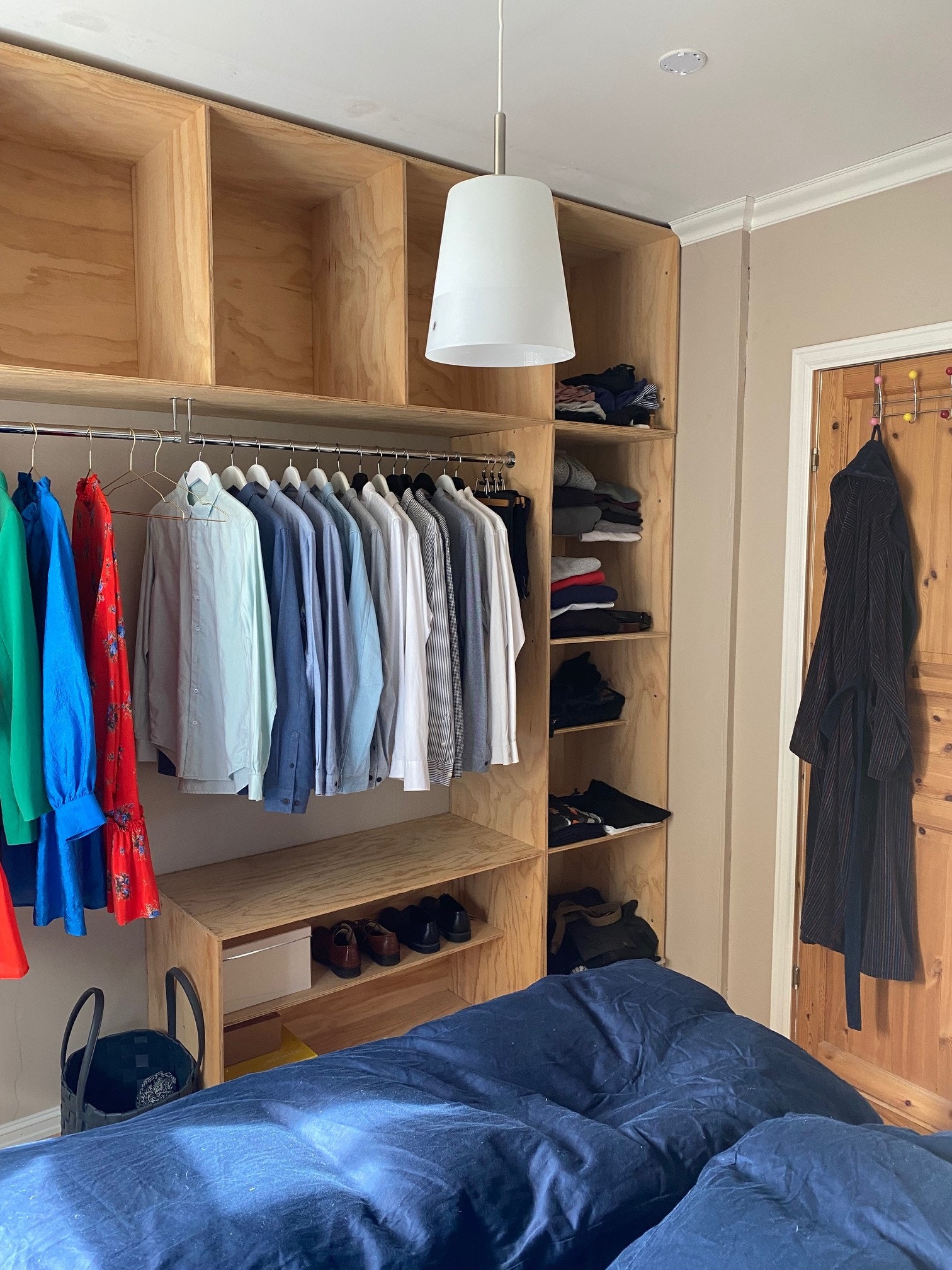 Soverom med plassbygd garderobe Galleribilde