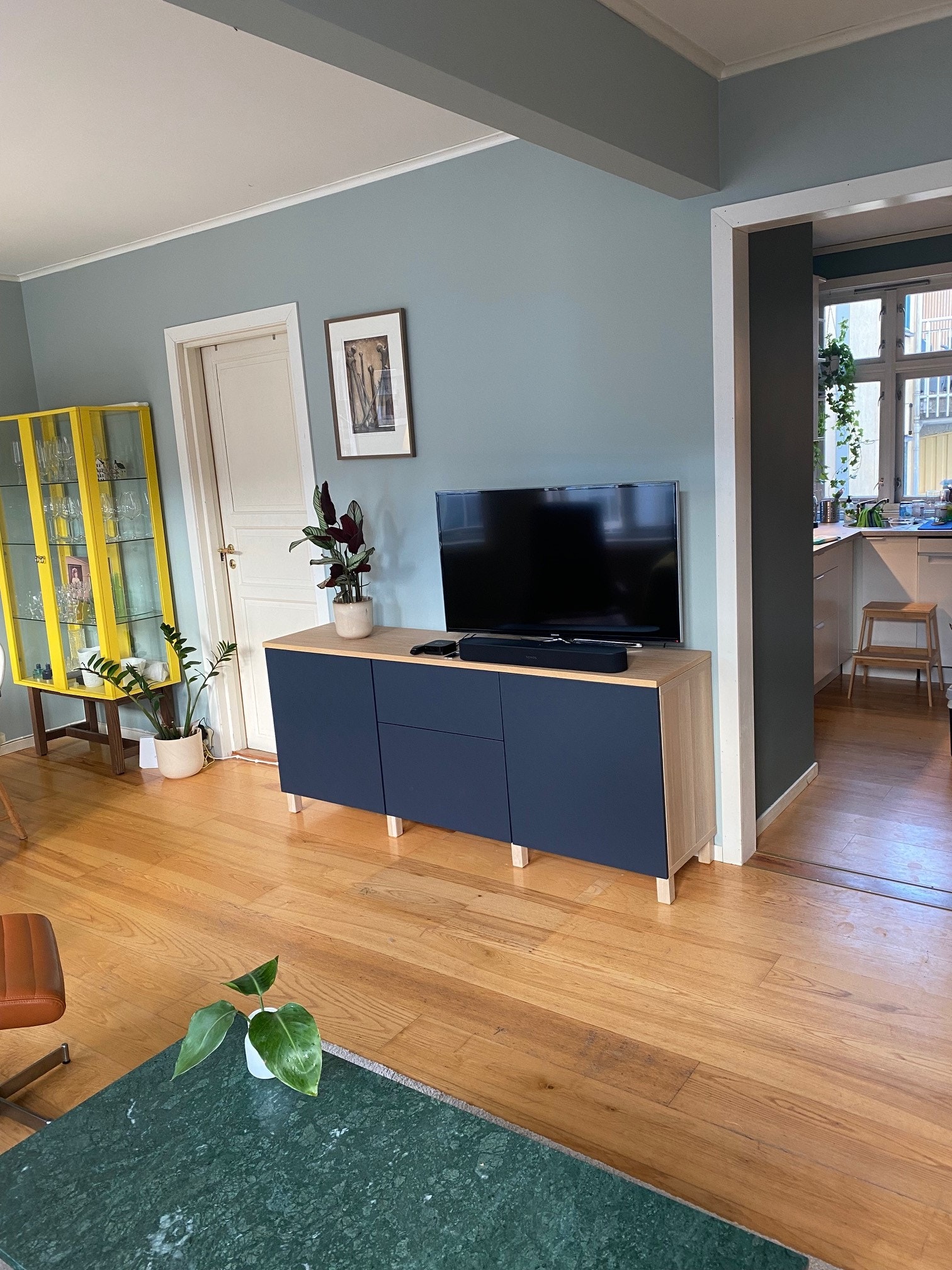 Stue med åpning mot kjøkken Galleribilde