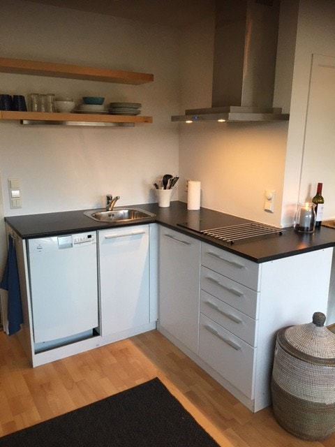 Fullt utstyrt kjøkken med oppvaskmaskin Galleribilde