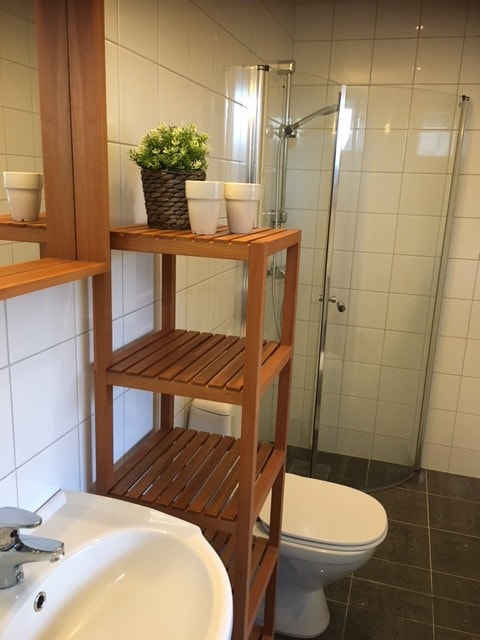 Rent og pent bad med god plass til håndklær og toalettsaker. Galleribilde