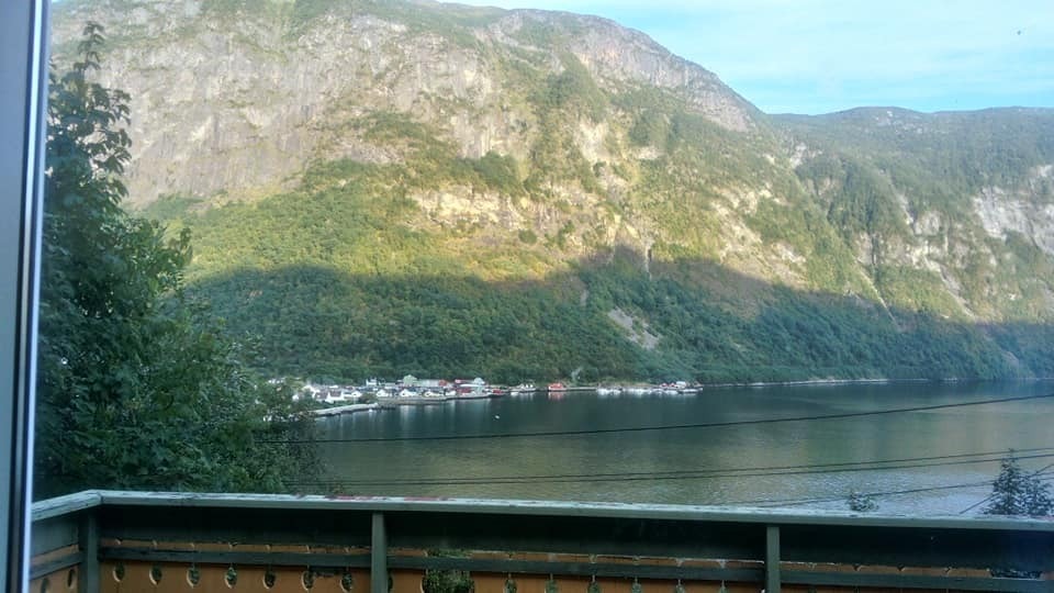 utsikt mot sjøen, fjellet og byen langs kaien Galleribilde