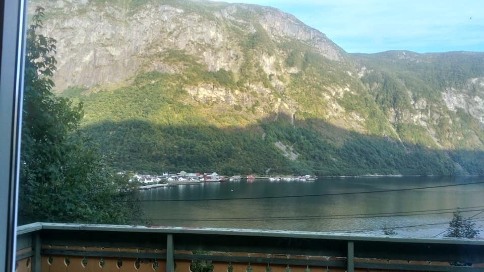 utsikt mot sjøen, fjellet og byen langs kaien Galleribilde