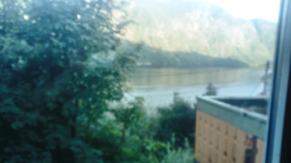 utsikt mot sjøen, fjellet og byen langs kaien Galleribilde