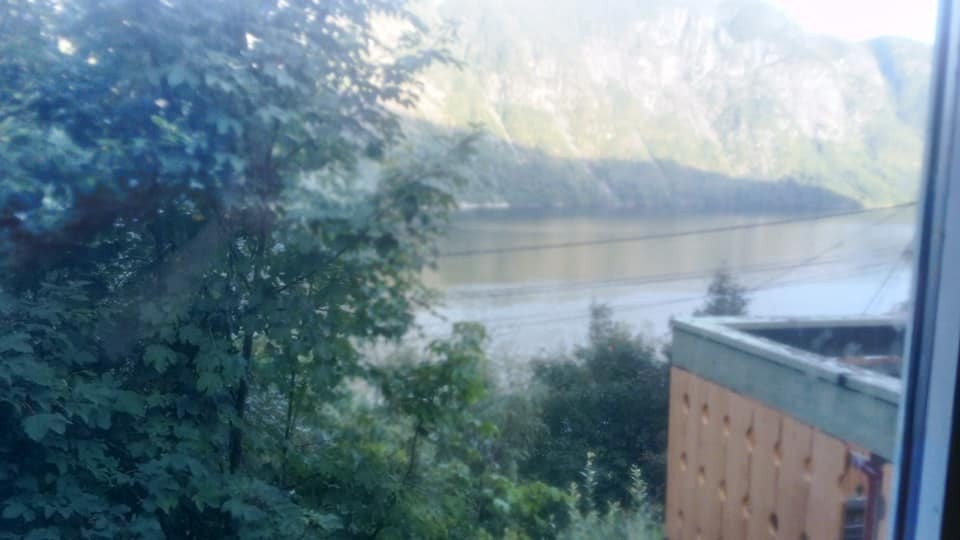 utsikt mot sjøen, fjellet og byen langs kaien Galleribilde