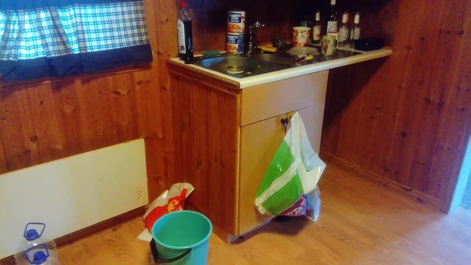 kjøkken mangle microbølgeovn og kopp-bestikk-vaske-maskin så må vaska alt for hånd. Galleribilde