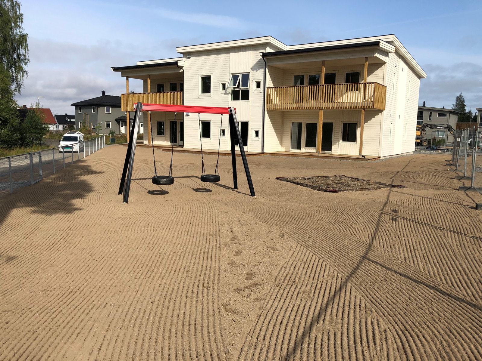 Nr 15, med med lekeplass i forkant, Galleribilde