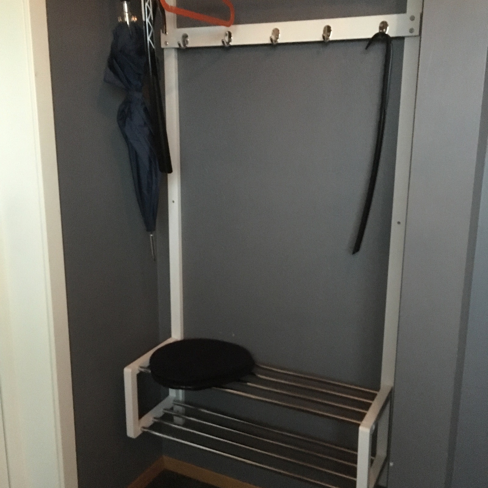 Oppheng for yttertøy i vindfang Galleribilde