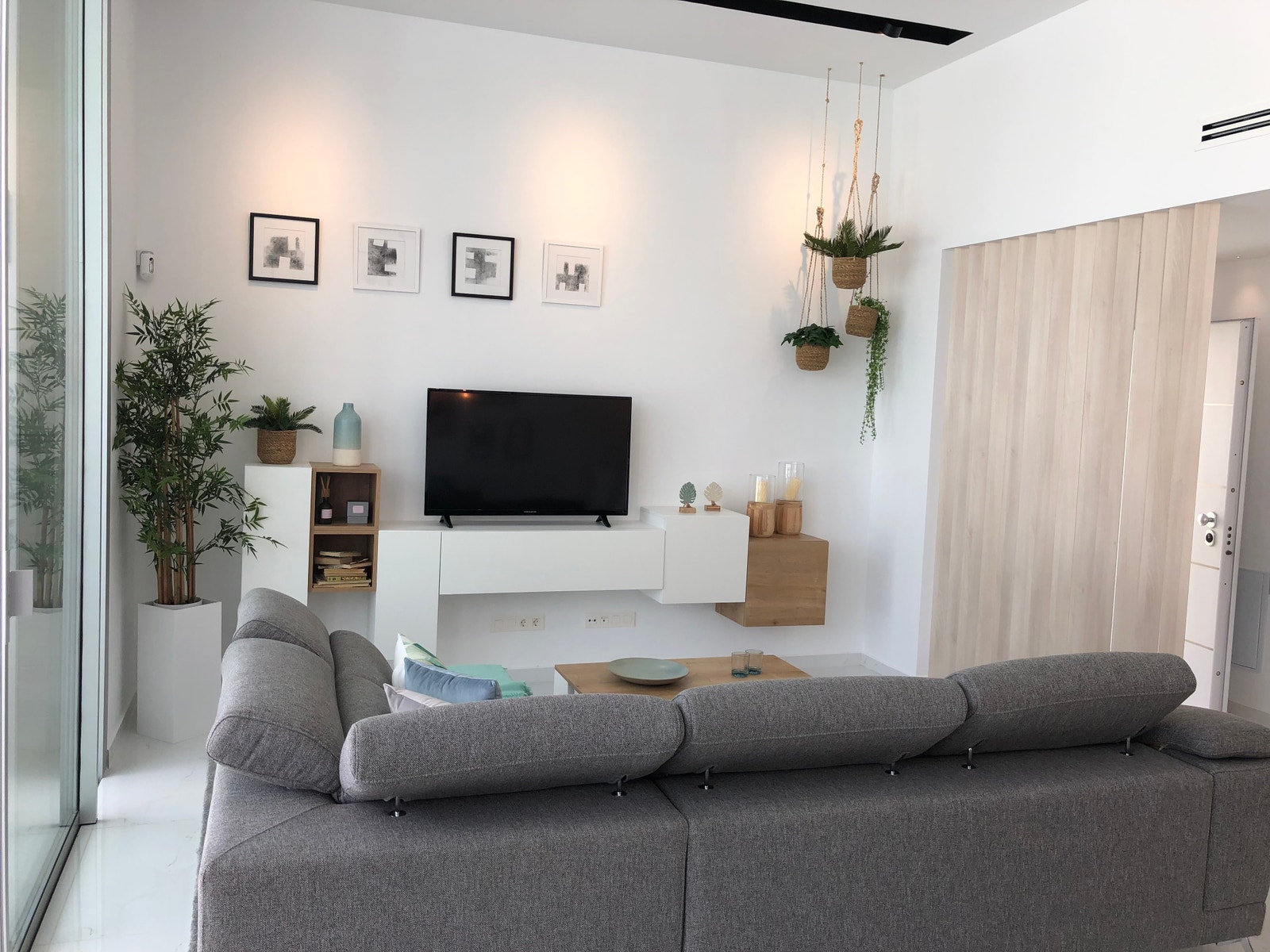 Sofa med alle internasjonal kanaler. Galleribilde