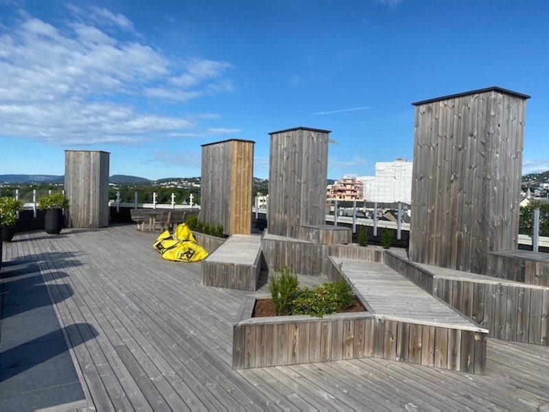 Takterrasse med grill, spiseplasser og benker Galleribilde