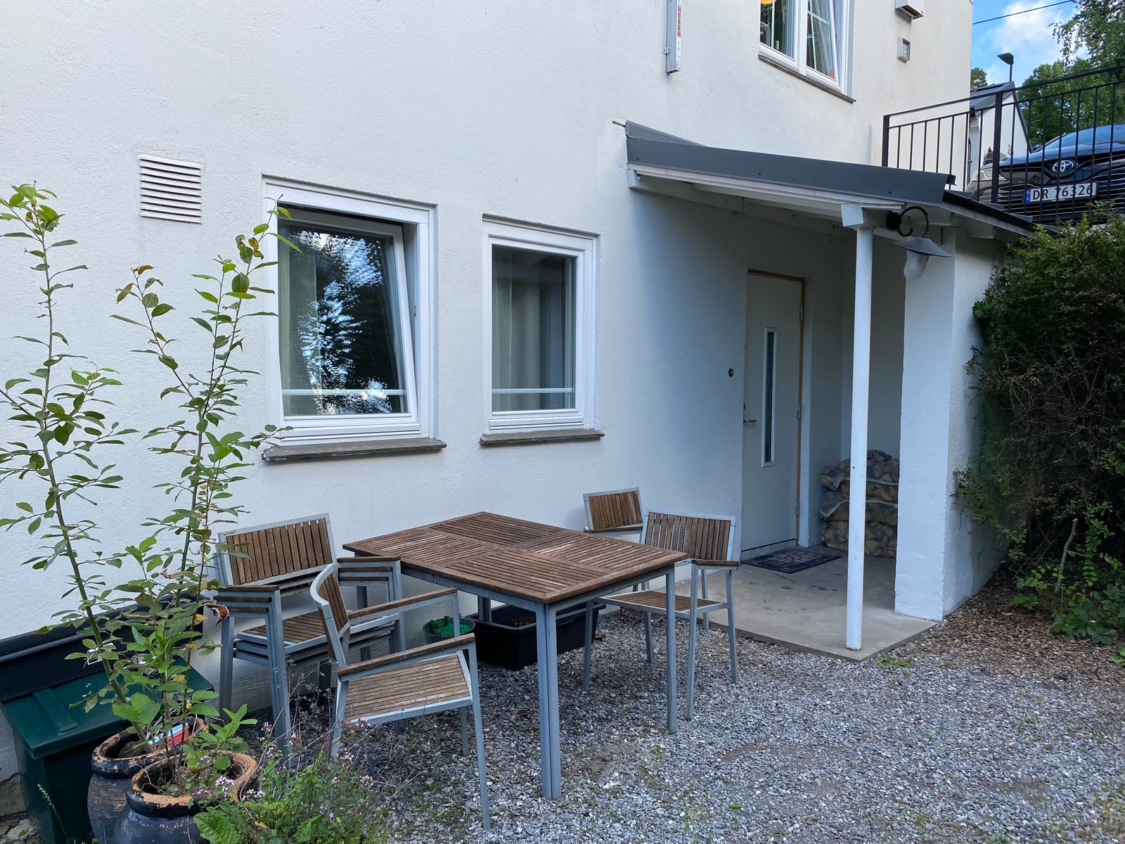 Eget inngangsparti og privat uteplass Galleribilde