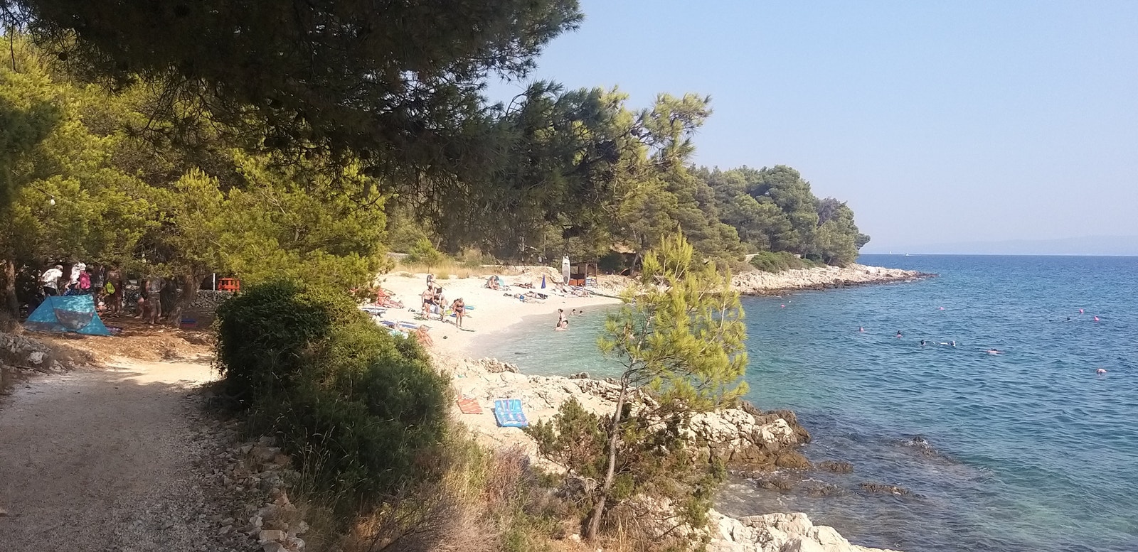 Closest beach about 250 m. away from Villa❤Love. It has also beach pub with ice, drinks and food.
Nærmeste strand 250 meter unna Villa❤Love med liten strand pub som har is, drikke og noe mat. Galleribilde