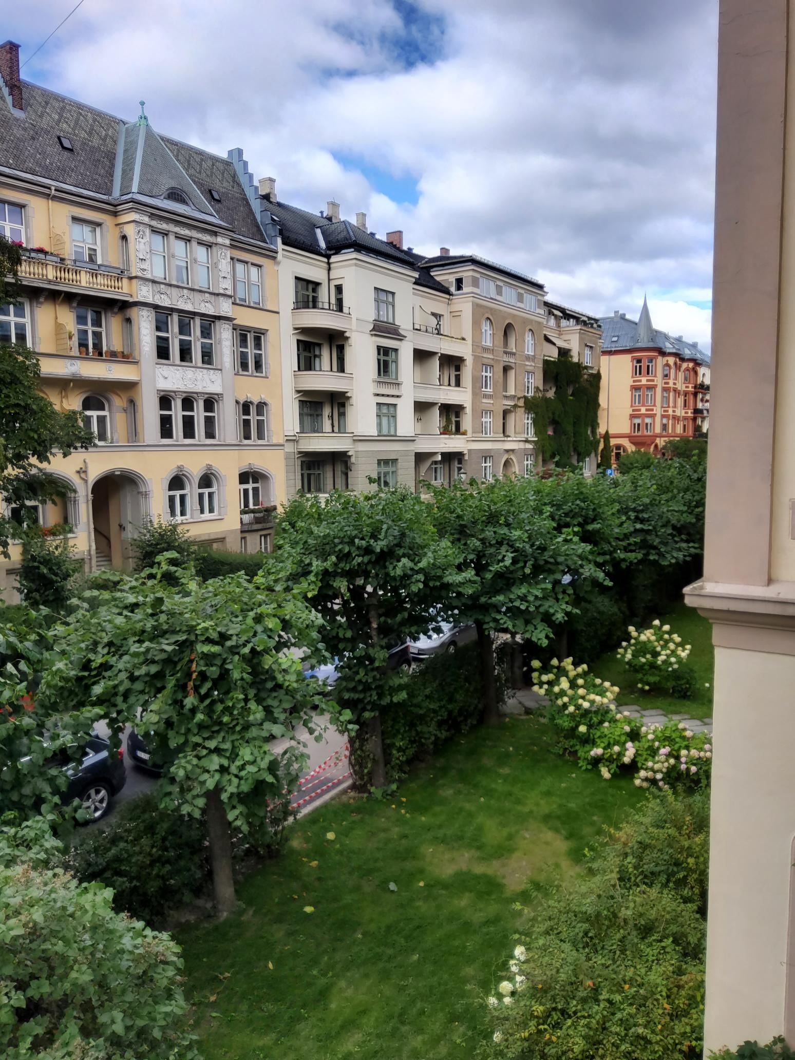 Fra balkong, stue 2. Galleribilde