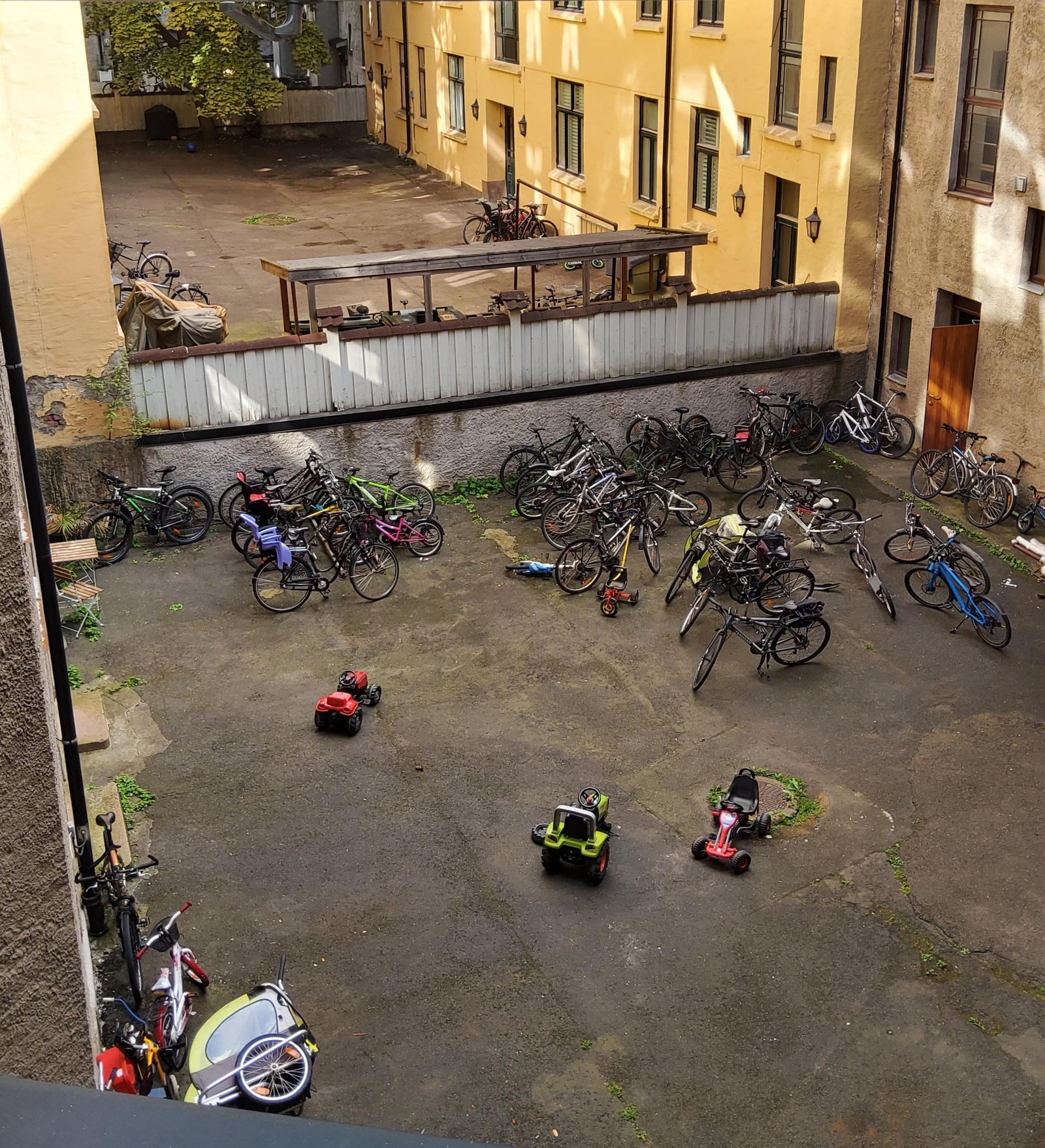 Mot bakgård, sykkeloppstilling og avfallshåndtering. Galleribilde