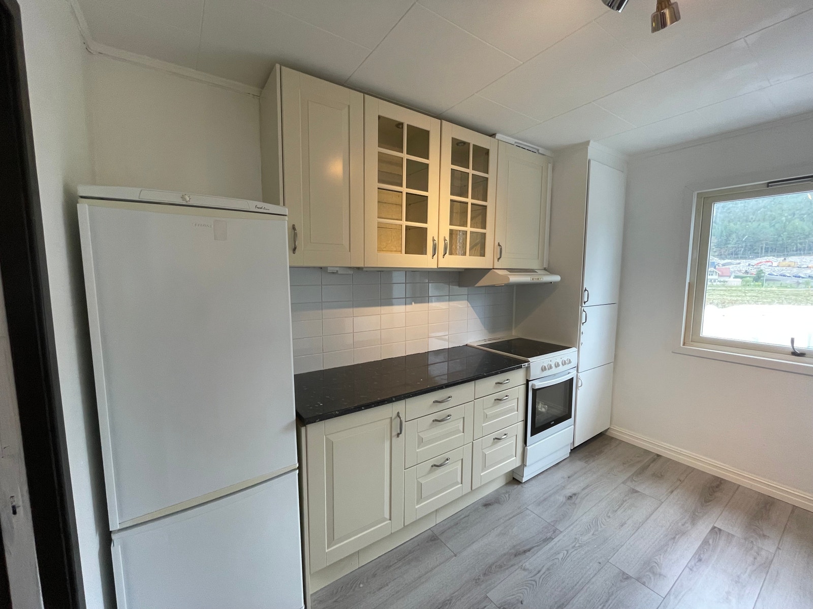 Kjøkken med kjøleskap og komfyr Galleribilde