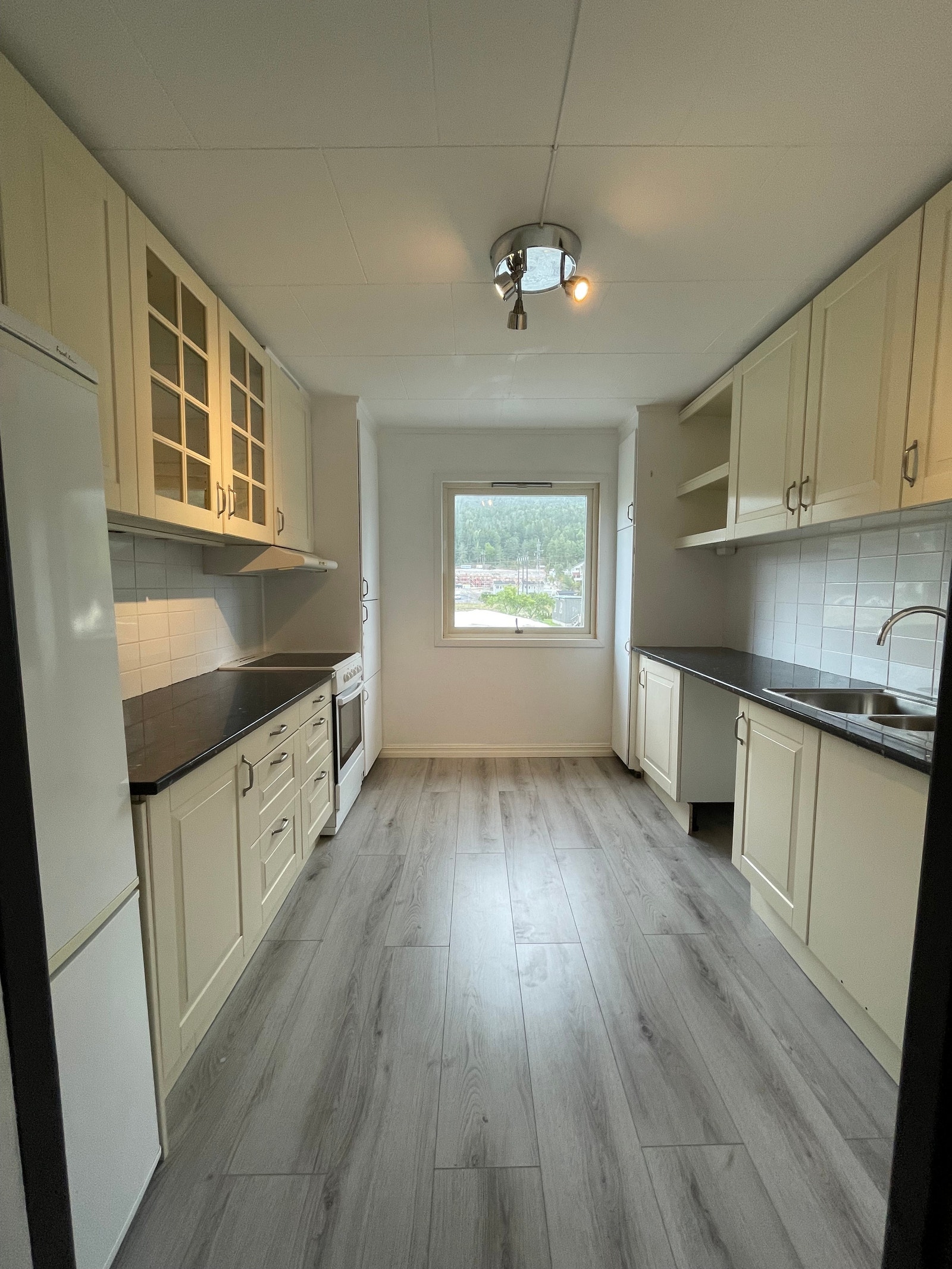 Kjøkken med kjøleskap og komfyr Galleribilde