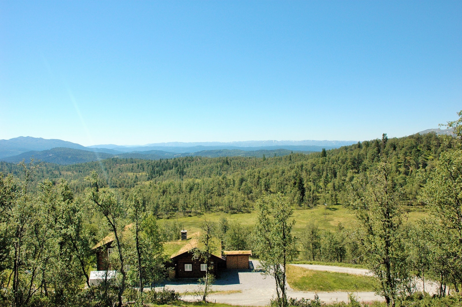 Flott utsikt mot Raulandsfjell fra hyttefeltet. Galleribilde