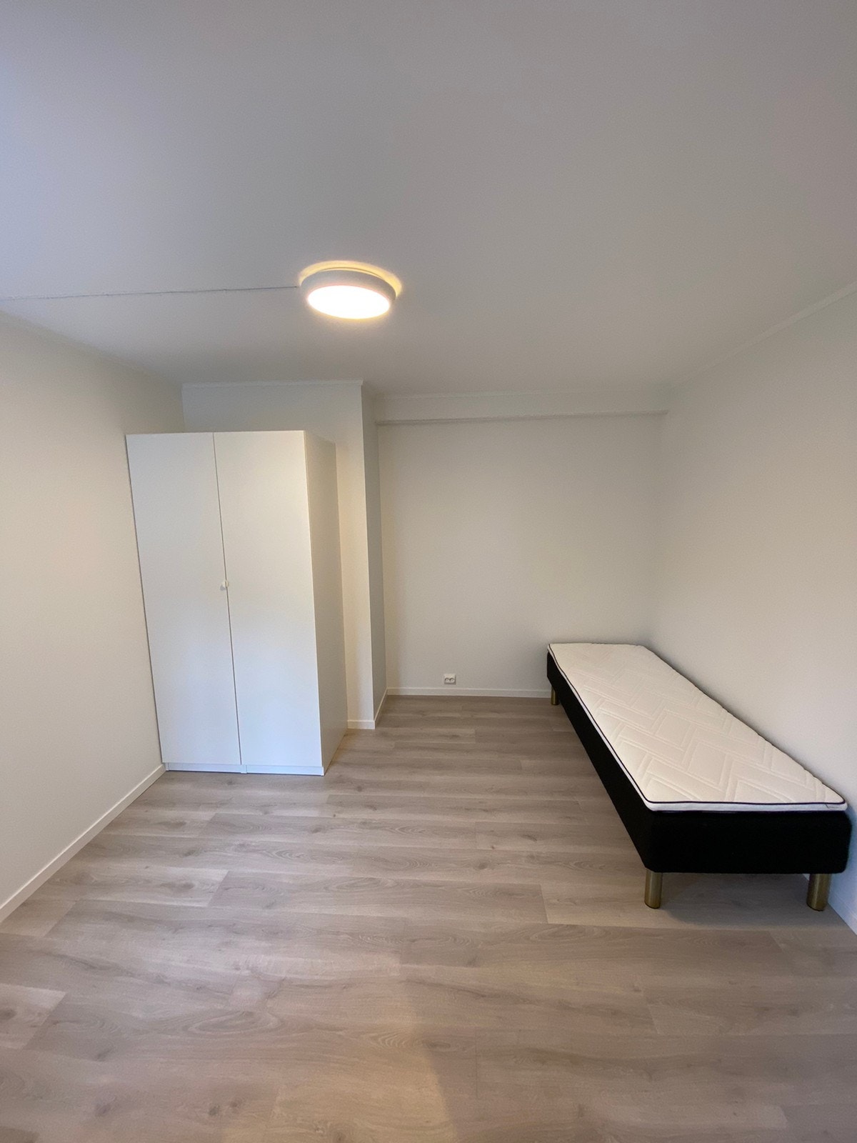 Soverom 2 med garderobeskap og seng Galleribilde