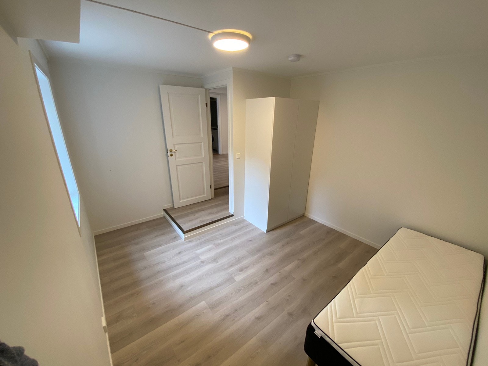 Soverom med 1 seng og garderobeskap Galleribilde