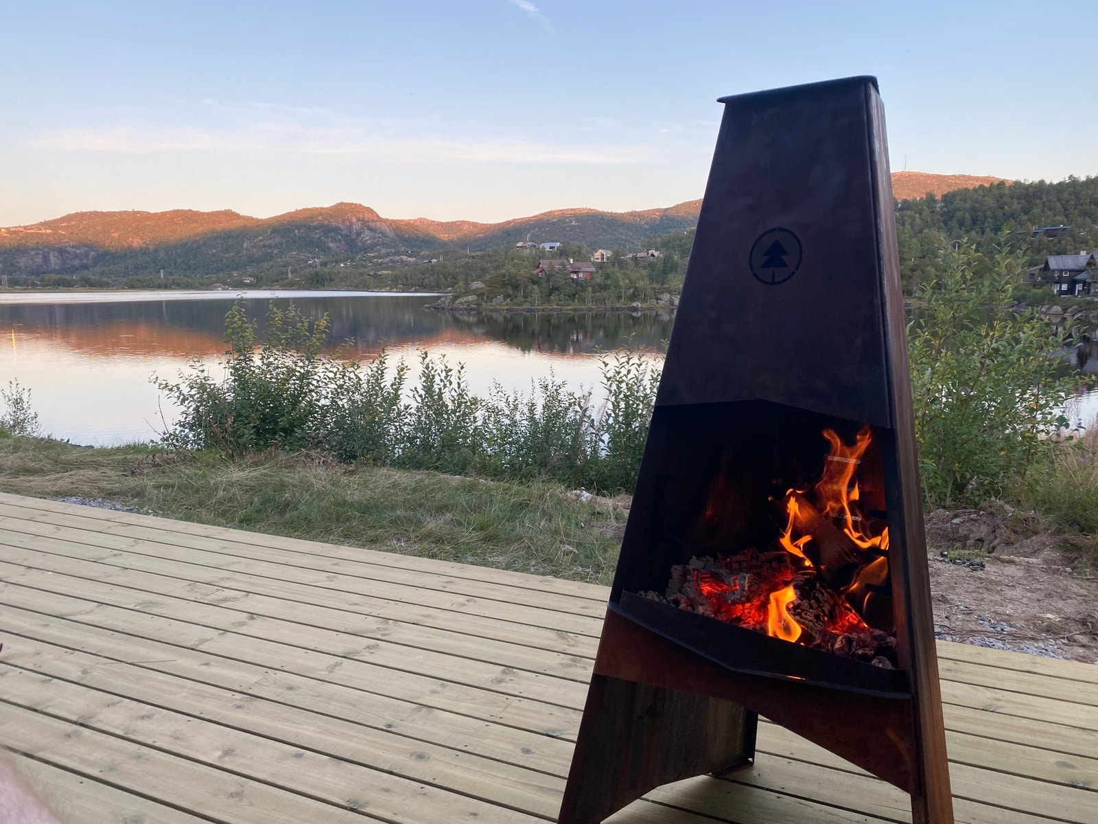 Fyr i utepeisen som også brukes som grill Galleribilde