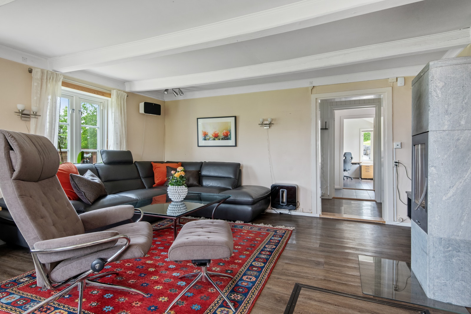 Stue med vedovn - Bildet er fra før åpning mot mellomgang ble gjort større og nytt gulv lagt. Galleribilde