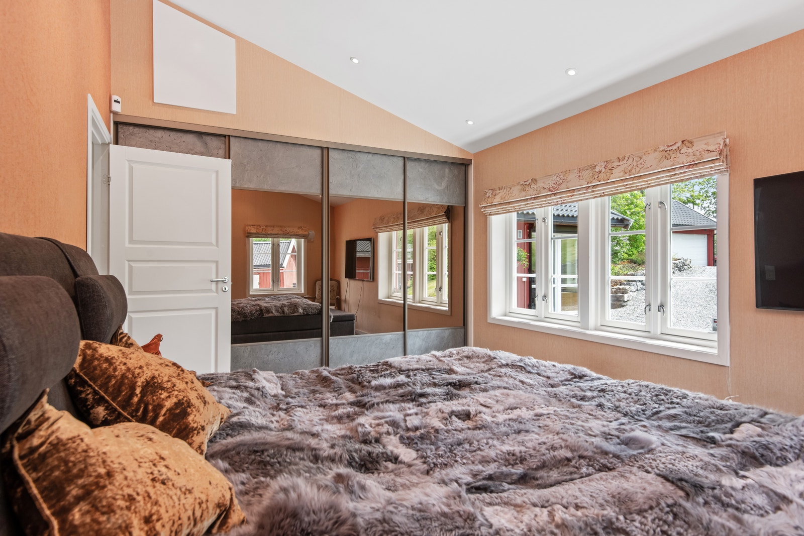 Hovedsoverom - godt med skapplass Galleribilde