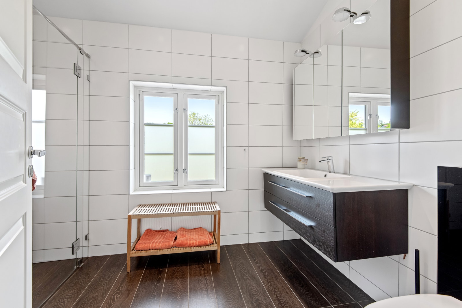 Bad med dusjnisje Galleribilde