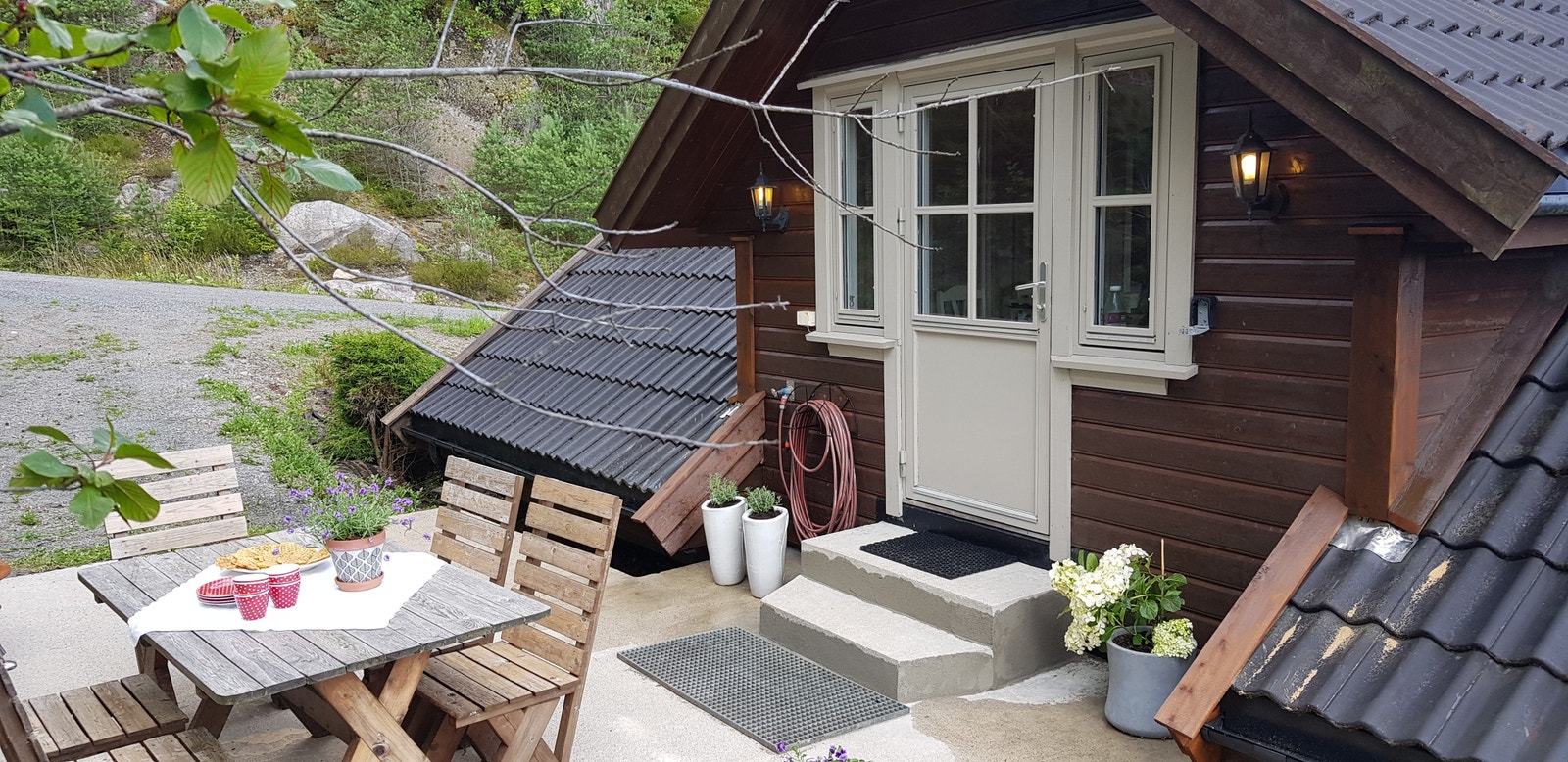 Terrasse og parkering ved inngangsparti. Galleribilde