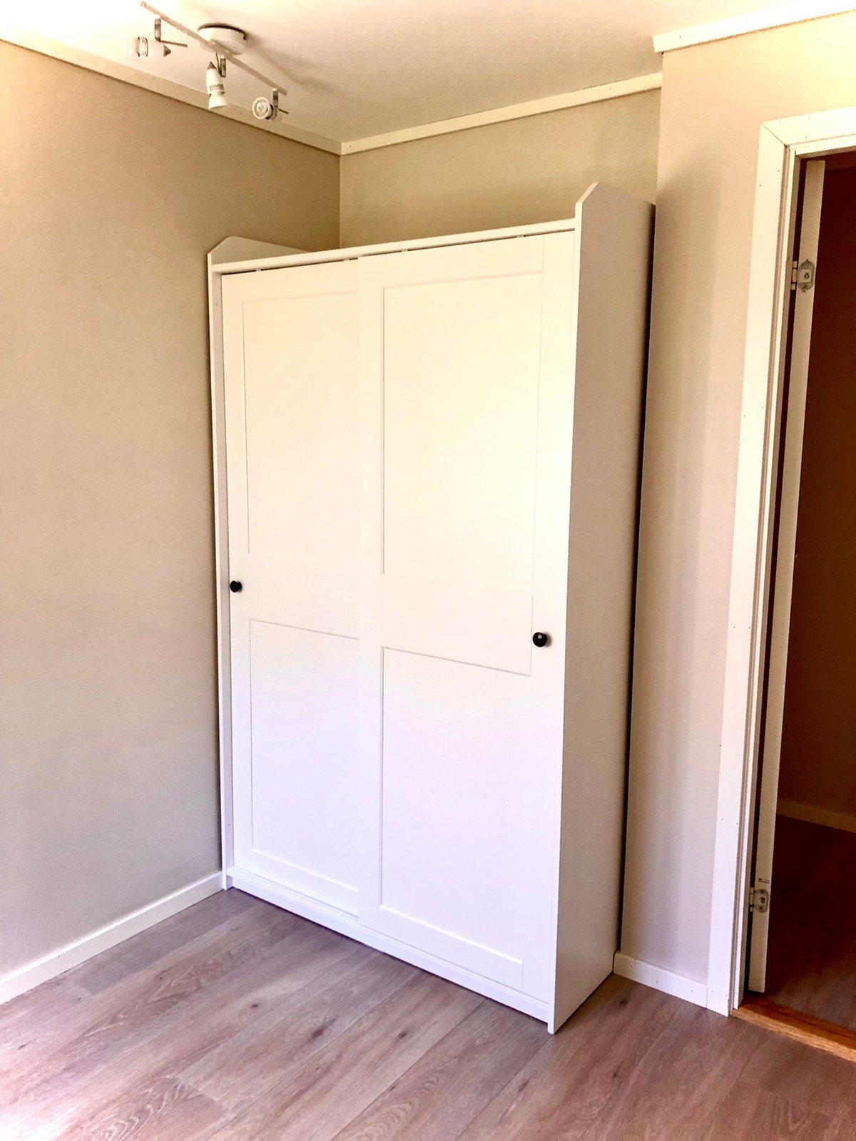 Hovedsoverom med nytt garderobeskap Galleribilde