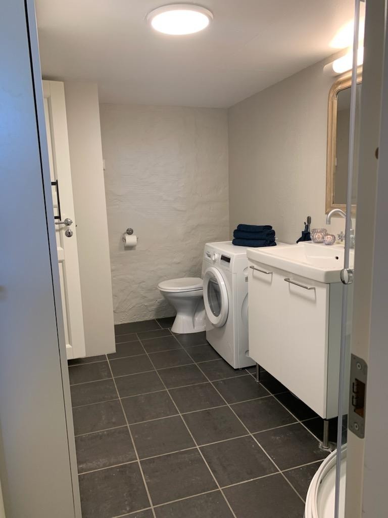 Badet har to store skap til venstre på bildet. Galleribilde