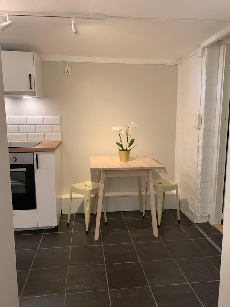 Dør mellom hybel og resten av huset til høyre på bildet. Galleribilde