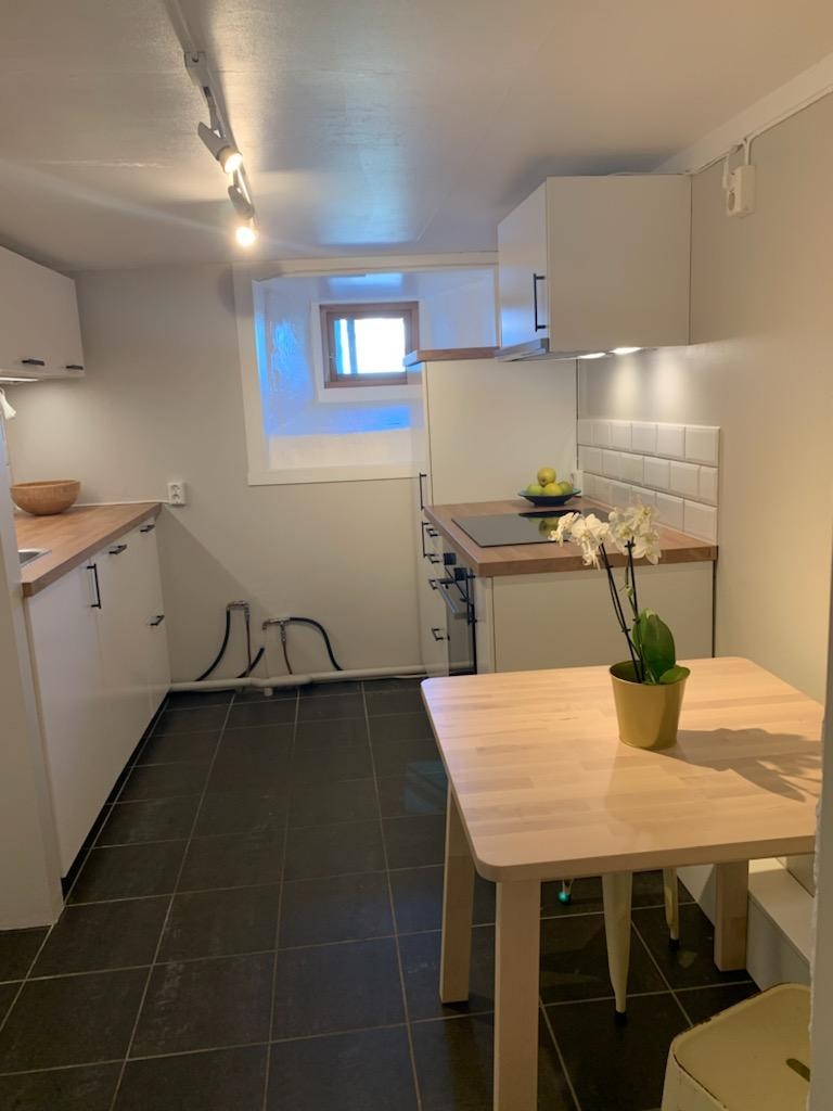 Kjøkken med spiseplass. Galleribilde